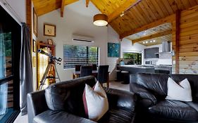 Kereru Cottage, Cosy Log Cabin, Serene Lake & Mountain Views
